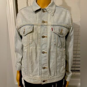 Cool Levi's size M button up embroidered ex boyfriend trucker jean jacket NWT